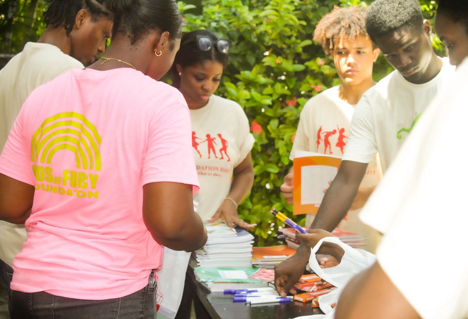 Enfants recevant des kits scolaires