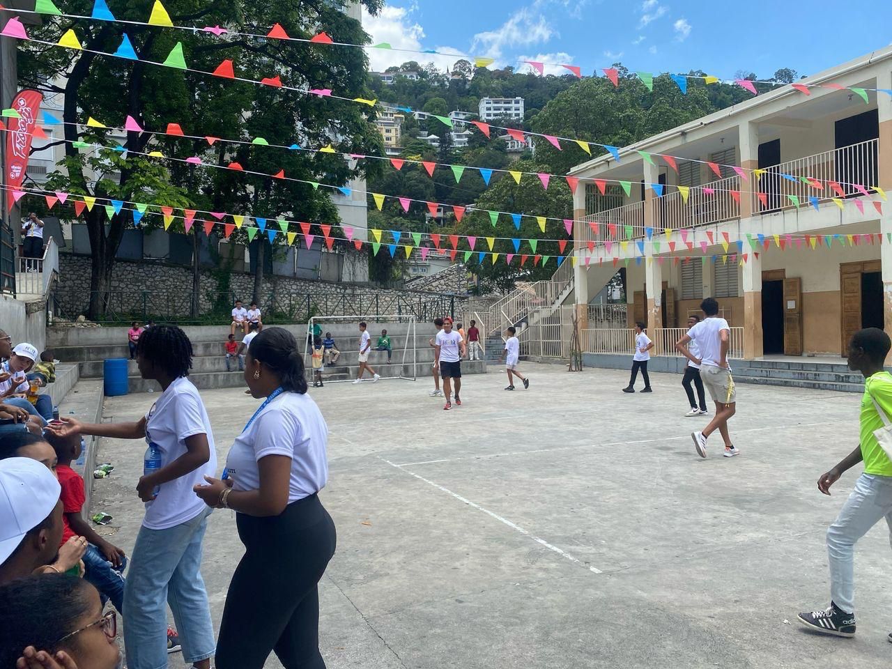 Distribution de kits &eacute;ducatifs pour les enfants