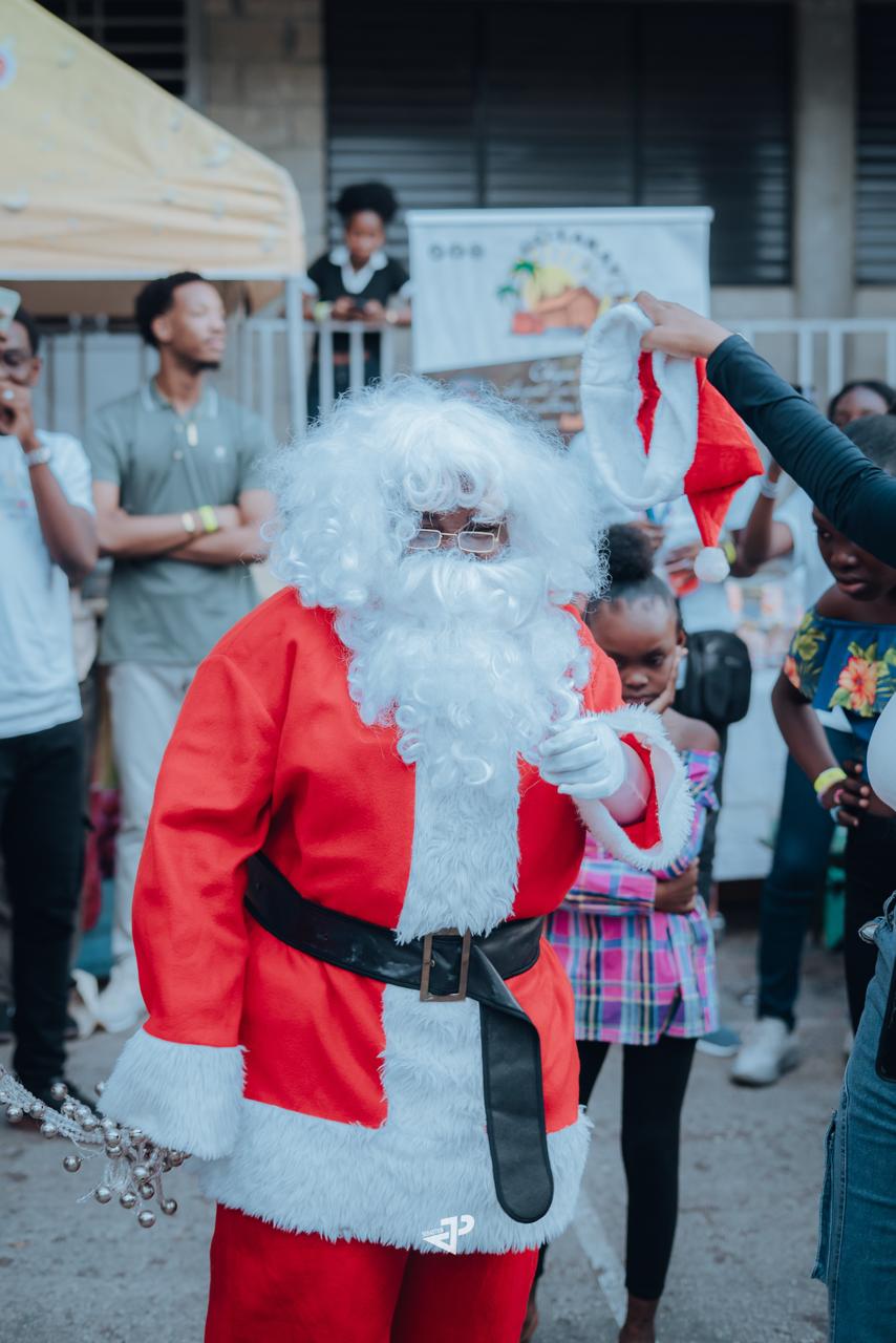 Animation de No&euml;l avec des enfants en orphelinat